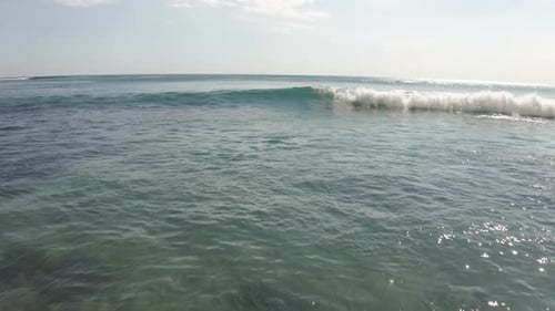 Niedriger Flug über große Wellen auf Bali, Indonesien, Indischer Ozean. Surfer checken große Wellen und erleben Abenteuer
.