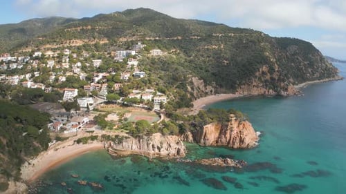 Small urban center that is located on the coast, surrounded by forests and cliffs, which makes it an