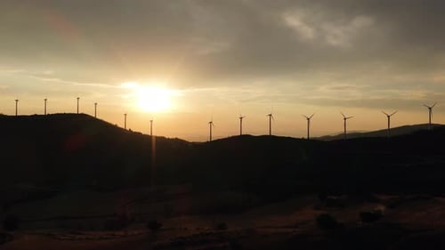 Goldener Sonnenuntergang über einer Windturbinenfarm
