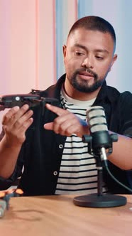 Mann, Podcast und Kritik im Tonstudio mit Drohne, Technik und Produkttest für Webshow