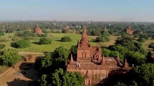 Explorez les anciens temples et les paysages luxuriants de Bagan, au Myanmar, au coucher du soleil