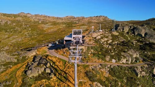Vue par Drone inclinable d'un télésiège de ski fermé à Thredbo pendant l'été dans les Snowy Mountains, Nouvelle-Galles du Sud, Australie