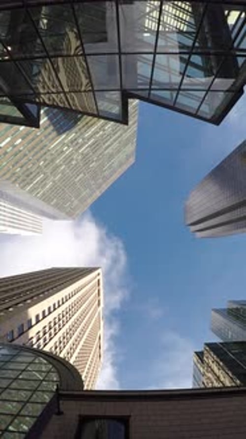 Observer des gratte-ciel urbains sur un ciel bleu clair et brillant au-dessus d'eux