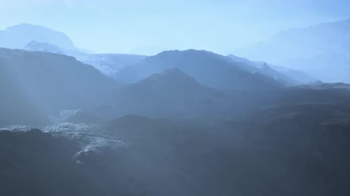 Montagnes d'Afghanistan dans un brouillard profond
