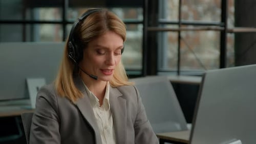 Kaukasische Geschäftsfrau mittleren Alters Helpline Agentin Frau spricht Anrufbeantwortung mit Headset weiblich