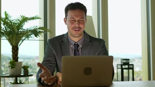 Geschäftsmann, der am Computertisch arbeitet, Büro, Arbeitsplatz