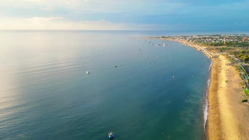 Imagens aéreas de drones capturam uma vasta paisagem marinha na Flórida, EUA, estendendo-se em direção ao horizonte contra b