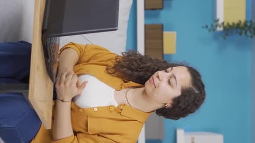 Vertical video of The young woman who got angry at what she saw on the laptop.