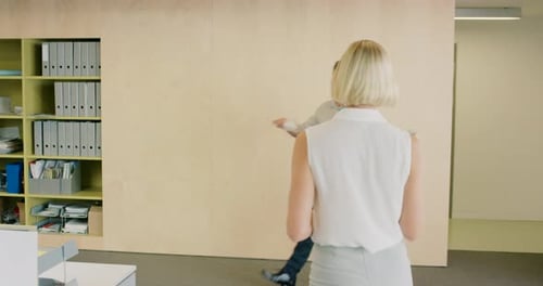 Занятая прогулка руководителя, деловые люди и рабочее место в Маркетинговом агентстве креативного дизайна