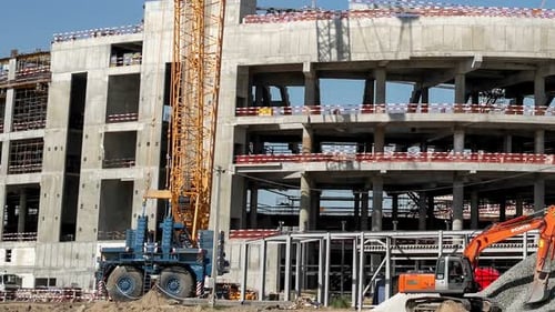 Timelapse de una excavadora y un volquete en un sitio de construcción