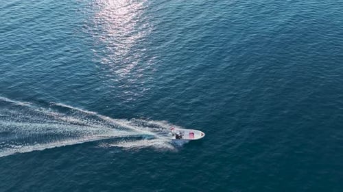 Vídeo aéreo de una pequeña embarcación moviéndose en dirección al puerto