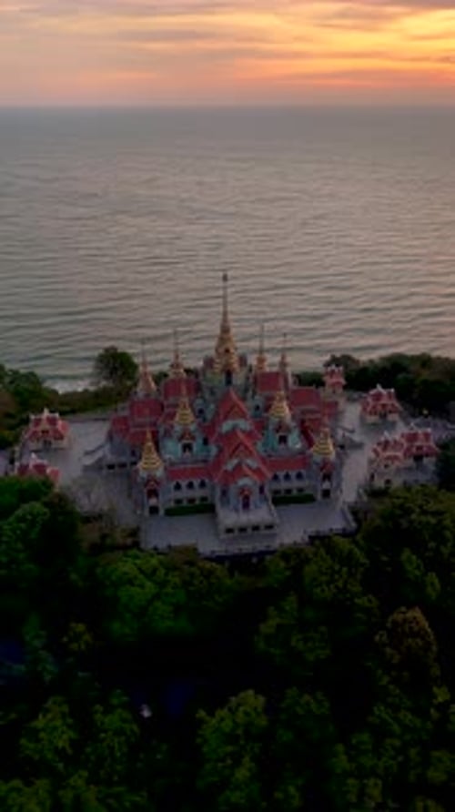 Découvrez la beauté époustouflante du temple Phra Mahathat Chedi Phakdee Prakat au coucher du soleil