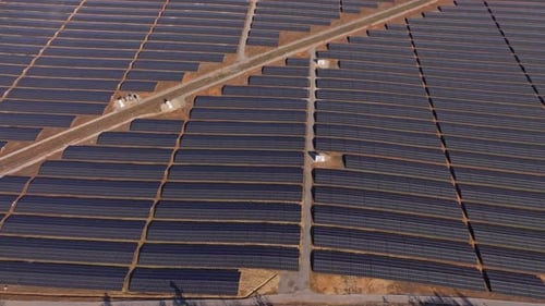 Vue aérienne d'une ferme solaire avec des panneaux dans le paysage, Bulgarie.