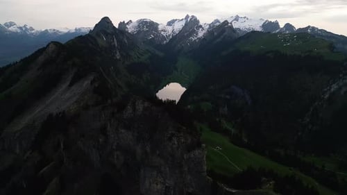 Vista panorámica de la montaña Alpstein con el lago de Ebenalp