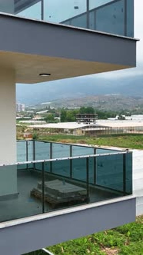 Vídeo vertical, vista aérea, obra de construcción, obra en obra