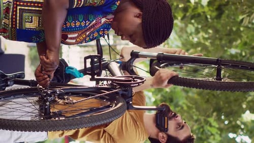 Vertikales Videopaar, das Fahrradkomponenten instandhält