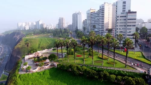 Zumbido aéreo del amanecer temprano en Miraflores, Lima, Perú