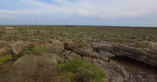 Vue aérienne des grottes utilisées par les Indiens Arawak à Bonaire.
