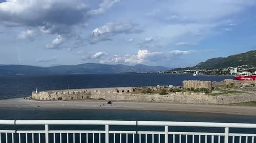 Château de Morias, visible depuis le pont Rio-Antirrio, construit par le sultan Bayazit II