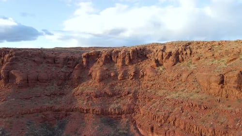 Sandsteinfelsen aus Red Rock aufgrund natürlicher Erosion in der Wüste von Utah, Luftbild