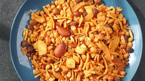 Bombay Mix o Chiwda sobre fondo amarillo