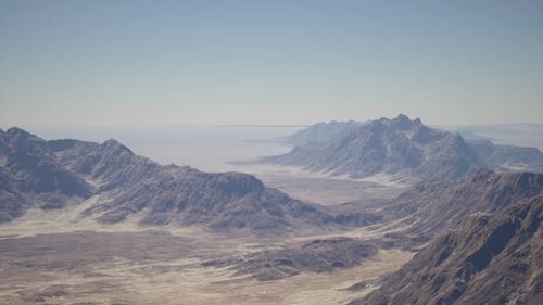Eine Luftaufnahme einer Bergkette in der Wüste