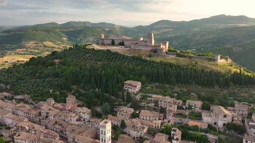 Luftaufnahme der Stadt Assisi und der Gemeinde mit der Festung Rocca Maggiore, Italien