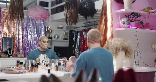 Espejo, maquillaje y detrás del escenario con drag performer studio para pincel de contorno