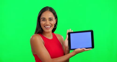 Mulher, tela verde e tablet com espaço facial, ux ou maquete para logotipo, marca
