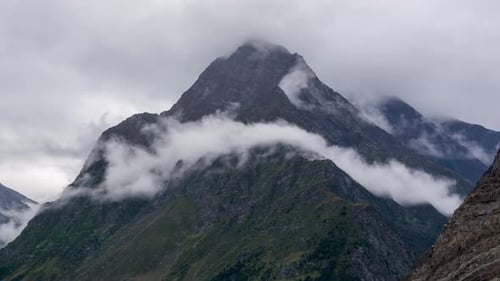 Wolken über den Bergen zoomen heran