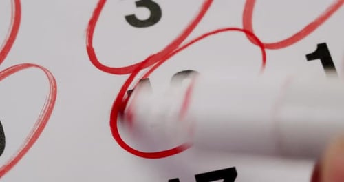 Primer plano de la fecha del calendario con el número 10 en un círculo rojo