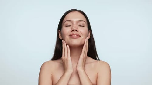 Mujer radiante que disfruta de una sensación de piel fresca y limpia