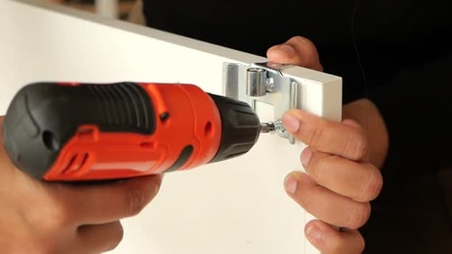 Consejos de montaje de bricolaje para muebles con un taladro eléctrico