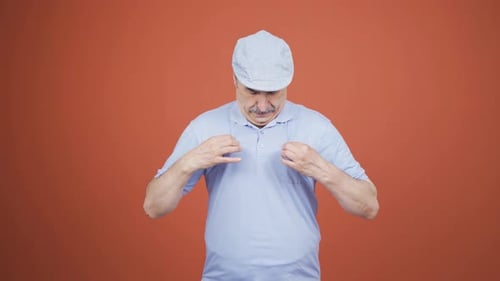 La température élevée de l'air étouffe le vieil homme.
