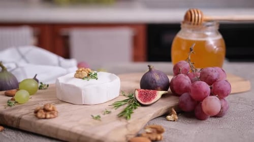 Camembert ou brie sur une planche à découper en bois chez Domestic Kitchen
