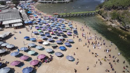 Luftaufnahme von Drini Beach in Gunungkidul, Yogyakarta, Indonesien.
