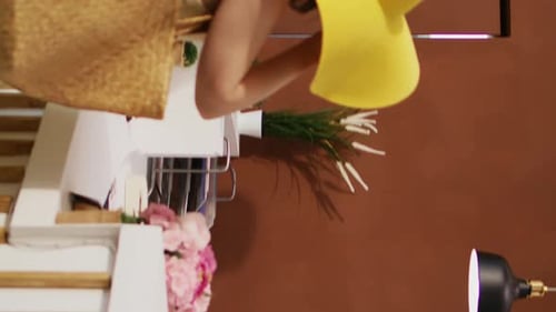 Vertikales Video-Rezeptionsteam begrüßt Reisende