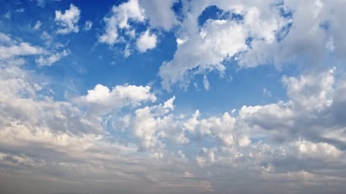 Geschwollene weiße Wolken und blauer Himmel Zeitraffer 1