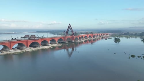 Vue aérienne élégante du pont sportif Pandansimo sur une autoroute de bricolage