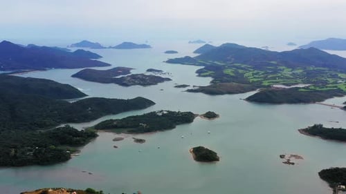 Paradiesische Meereslandschaft mit einer Gruppe tropischer Inseln, umgeben von ruhigem Meerwasser an einem staubigen Morgen in der Nähe