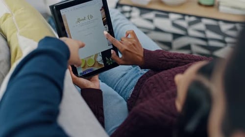 Couple, mains et tablette pour la livraison de plats rapides, les achats en ligne ou la lecture d'informations nous concernant