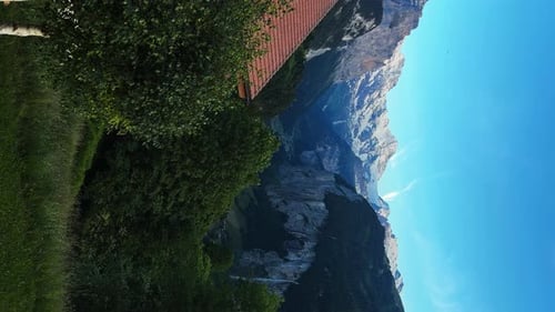 Vertical - Alpes suíços vistos da vila de Wengen, Cantão de Berna, Suíça. foto estática