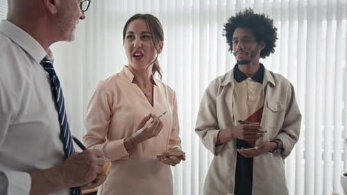 Tres especialistas en marketing discuten sobre un proyecto en la oficina