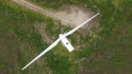 Una perspectiva de las palas giratorias de una turbina eólica en el parque eólico Eólico de Ortegal, A Coruña,