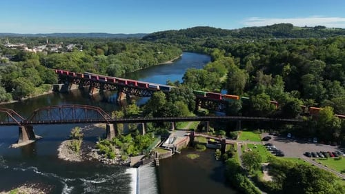 O trem ferroviário cruza a ponte sobre o rio Delaware em Easton, Pensilvânia. Fronteira com Nova Jersey. Ae