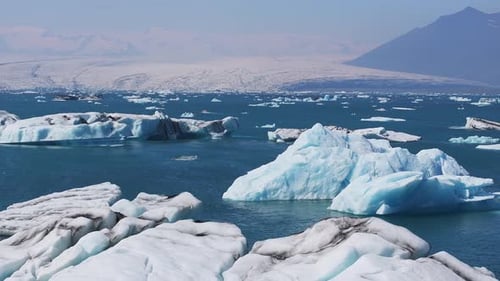 Luftaufnahme der großen Eisstücke vom Gletscher, den Eisinseln, dem Gletscher und den Bergen Jokulsarlon