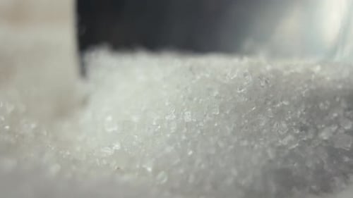 Weißer Zucker in einem Löffel Makrozuckerkristalle Diabetes Mellitus Gesundheitsschädlich Gehalt in Lebensmitteln