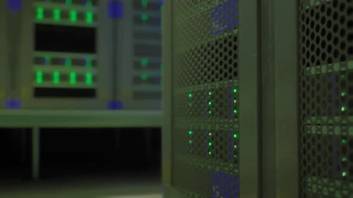 La iluminación verde suave acentúa los sensores internos en un entorno de nube