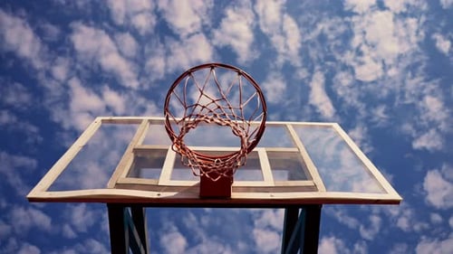 Eine Nahaufnahme eines Basketballkorbs, in den ein Basketball das Konzept der Bewunderung für das Spiel trifft
