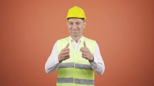 Ingénieur faisant preuve de confiance devant la caméra.